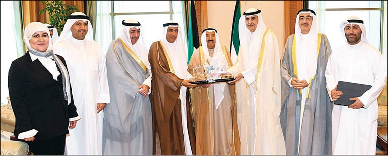 صاحب السمو الأمير الشيخ صباح الأحمد يتسلم نموذجا مصغرا من مشروع «سدرة ٥٠٠» خلال لقائه الوزير بخيت الرشيدي ونزار يوسف العدساني ورئيس وأعضاء شركة نفط الكويت