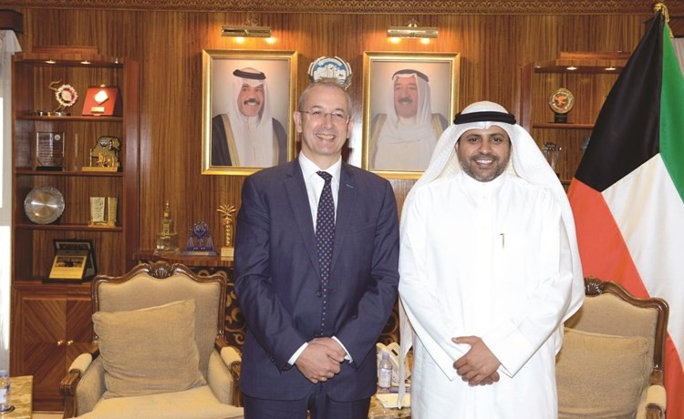  محمد الجبري خلال لقائه مع سفير المملكة المتحدة مايكل دافنبورت﻿
