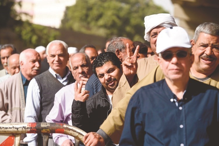 طابور طويل من المصريين في انتظار الإدلاء بأصواتهم في اليوم الأول للانتخابات الرئاسية أمس -(أ.ف.پ)﻿