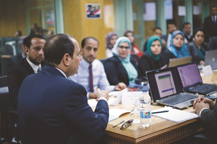 ويتفقد العملية الانتخابية من غرفة عمليات حملته -(أ.ف.پ)﻿