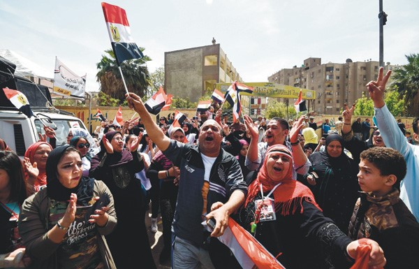 تظاهرة حاشدة في حب مصر خلال التصويت في الانتخابات الرئاسية