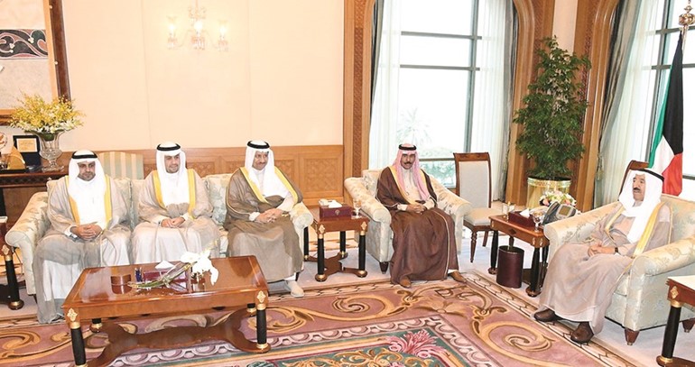  ﻿صاحب السمو الامير الشيخ صباح الاحمد مستقبلا بحضور سمو ولي العهد الشيخ نواف الاحمد سمو الشيخ جابر المبارك وأنس الصالح ومحمد الجبري﻿
