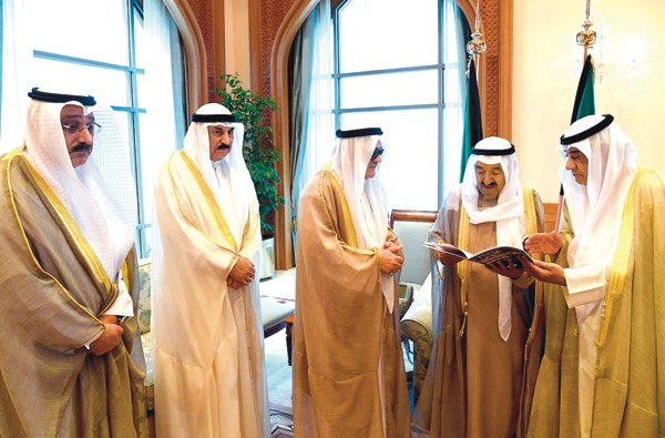 صاحب السمو الامير الشيخ صباح الاحمد خلال استقباله اعضاء مبرة معرفي الخيرية