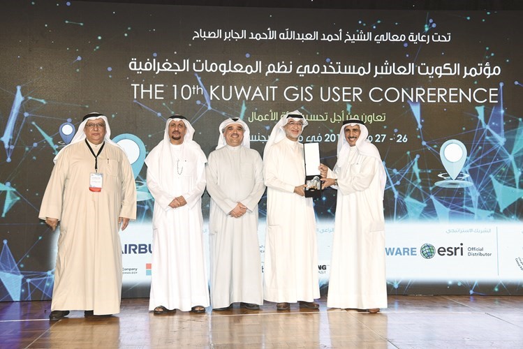 محمد الرومي مشاركا في تكريم أحد المشاركين في المؤتمر﻿