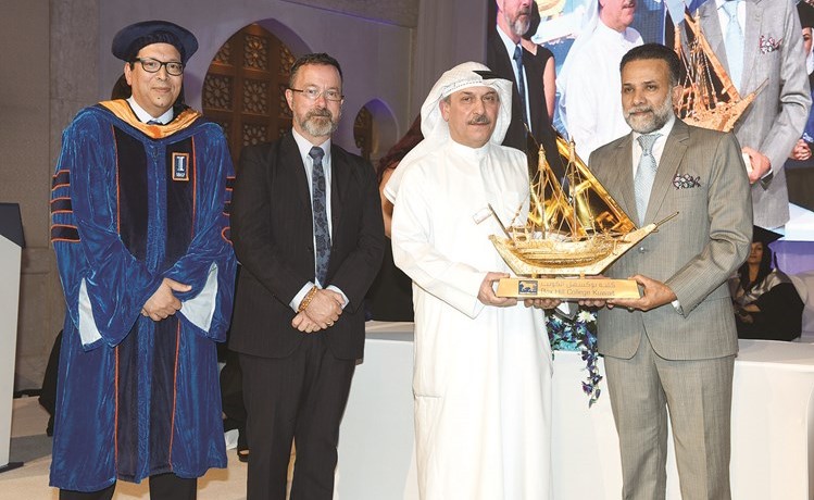د.حبيب ابل يتسلم تكريم وزير التربية ووزير التعليم العالي من د.عبدالرحمن الشايجي﻿