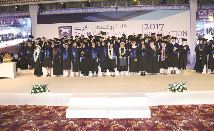 كوكبة من خريجات الدفعة السابعة في كلية بوكسهل الكويت خلال حفل التخرج	(أحمد علي) ﻿