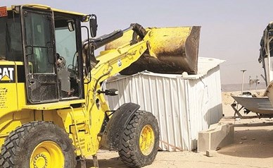 إزالة أحد المخيمات المخالفة﻿