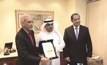 سعد الفندي مكرما مدير عام اتحاد الاذاعات الاسلامية محمد سالم ولد بوك﻿