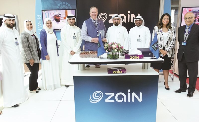  د.دونالد بيتس مع مسؤولي زين في جناح الشركة ﻿