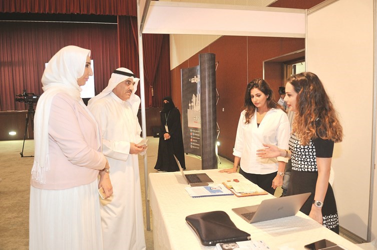 العجمي خلال جولة تفقدية في المعرض ﻿