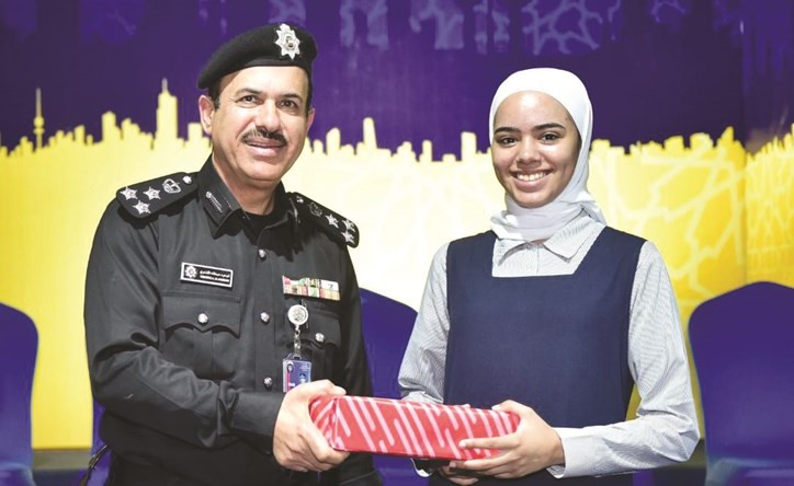 2 العميد توحيد الكندري يكرم إحدى الطالبات الفائزات في المسابقة التوعوية على هامش التصفيات﻿