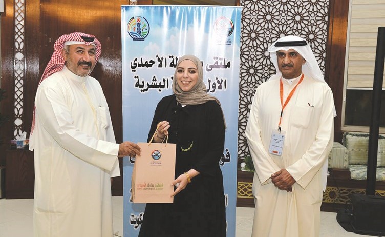 احدى المتدربات تتسلم شهادة المشاركة ﻿