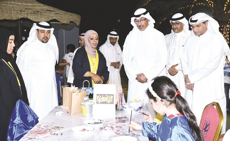ويتابع جانبا من مسابقات الاطفال ﻿