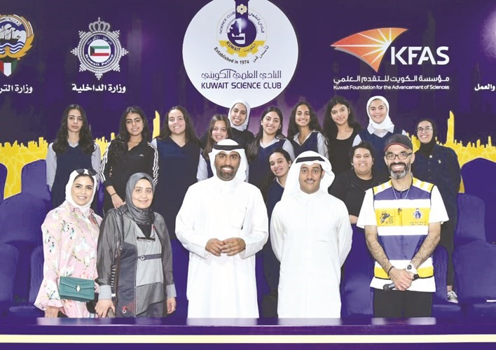 1 طلال جاسم الخرافي متوسطا طالبات مدرسة ثانوية العصماء بنت الحارث﻿
