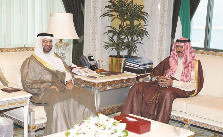 سمو ولي العهد خلال استقباله فلاح الهاجري ﻿