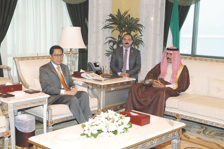 سمو ولي العهد الشيخ نواف الأحمد مستقبلا سفير ماليزيا ﻿