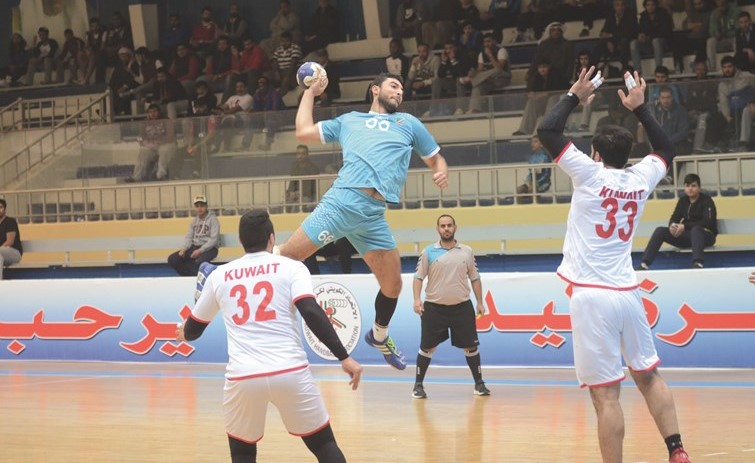 عبدالرحمن سند يصوب على مرمى الكويت ﻿