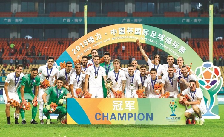 فرحة لاعبي منتخب أوروغواي بلقب بطولة الصين الدولية الودية	 (رويترز)﻿