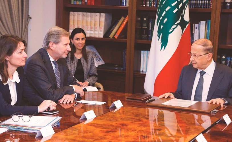 الرئيس العماد ميشال عون مستقبلا المفوض الاوروبي لسياسة الجوار جوهانس هان في بعبدا	(محمود الطويل)﻿