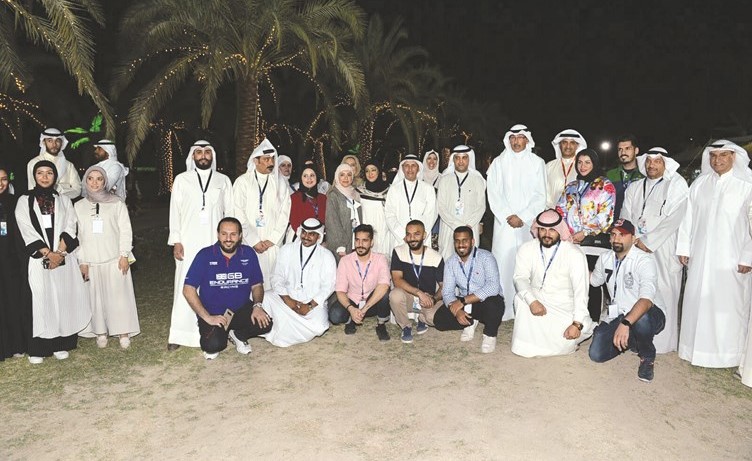 الشيخ فواز الخالد متوسطا عددا من المشاركين بالملتقى ﻿