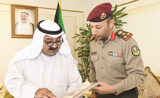 الشيخ ناصر صباح الأحمد مستقبلا العميد ركن خالد الجطيلي﻿