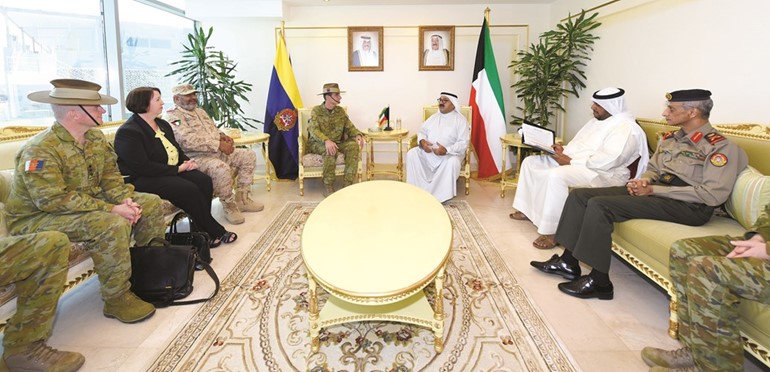 الشيخ ناصر صباح الأحمد مستقبلا قائد القوات البرية الأسترالية﻿