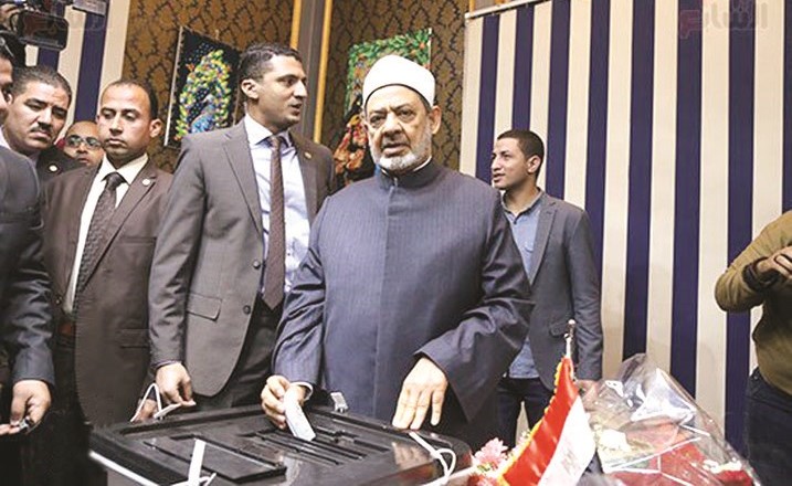 شيخ الأزهر د.أحمد الطيب داخل اللجنة الانتخابية﻿