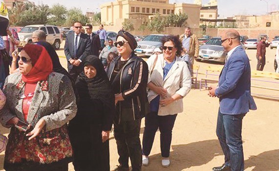 وزيرة الثقافة المصرية د.إيناس عبدالدايم في الطابور الانتخابي﻿