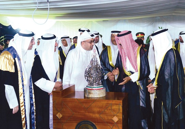 سمو ولي العهد الشيخ نواف الأحمد يتسلم هدية تذكارية من د.حامد العازمي ود.حسين الأنصاري
