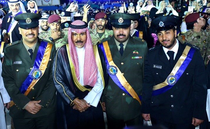 سمو ولي العهد مع بعض الخريجين ﻿