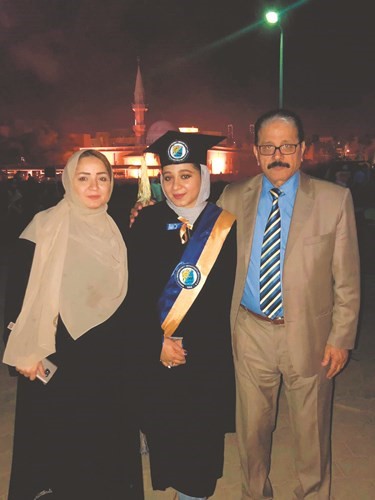 الخريجة مروة مجاهد عابدين متوسطة والدها ووالدتها﻿