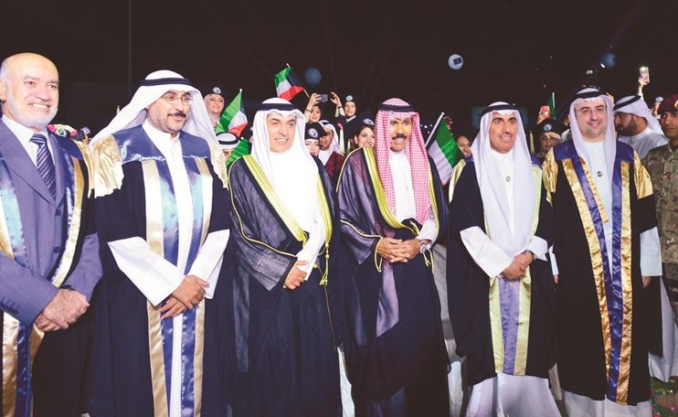سمو ولي العهد متوسطا د. حامد العازمي و د. حسين الانصاري و د. مثنى الرفاعي و الحضور ﻿