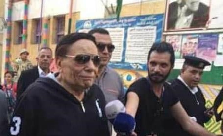 بالفيديو.. عادل إمام ينتخب ويمازح موظفة بسبب المحشي