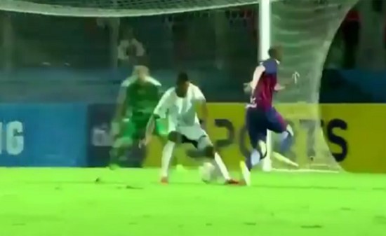 بالفيديو.. حين يُبدع اللاعبون بالكعب... هدف عالمي في البارغواي