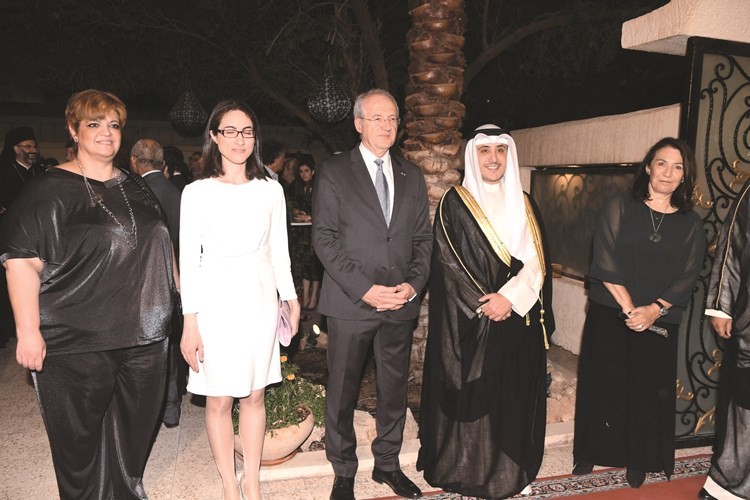 الشيخ د.أحمد ناصر المحمد مهنئا السفير اليوناني أندريس باباداكيس 	(محمد هاشم)﻿