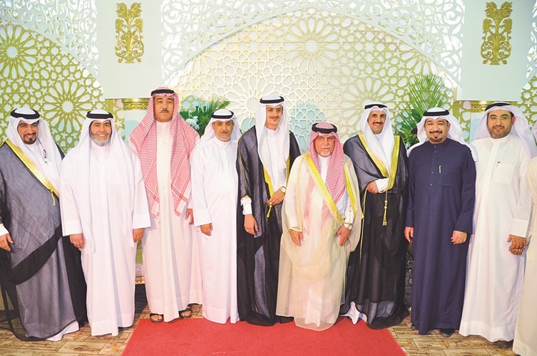 لقطة تذكارية مع المعرسين عادل وخالد المياح﻿