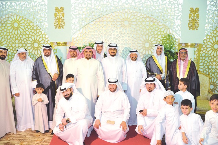 المعرسان عادل وخالد المياح في لقطة تذكارية مع الأهل﻿