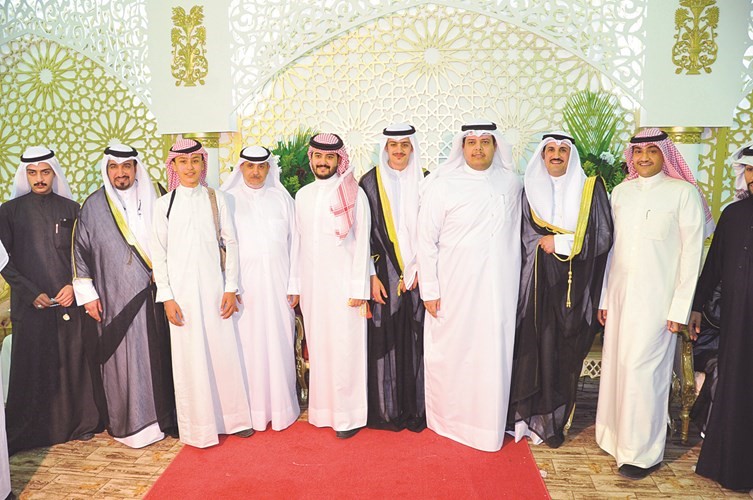 المعرسان عادل وخالد المياح مع عدد من الأصدقاء﻿