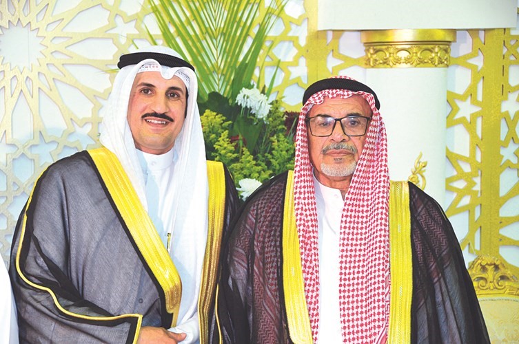 مياح محمد العنزي مع نجله عادل خلال الحفل﻿