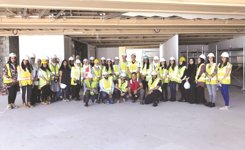 طلبة كلية الهندسة خلال الجولة في مبنى البنك الوطني﻿