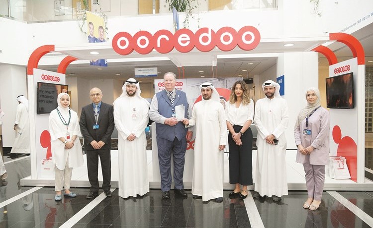 دونالد بيتس في جناح شركة Ooredoo خلال المعرض﻿
