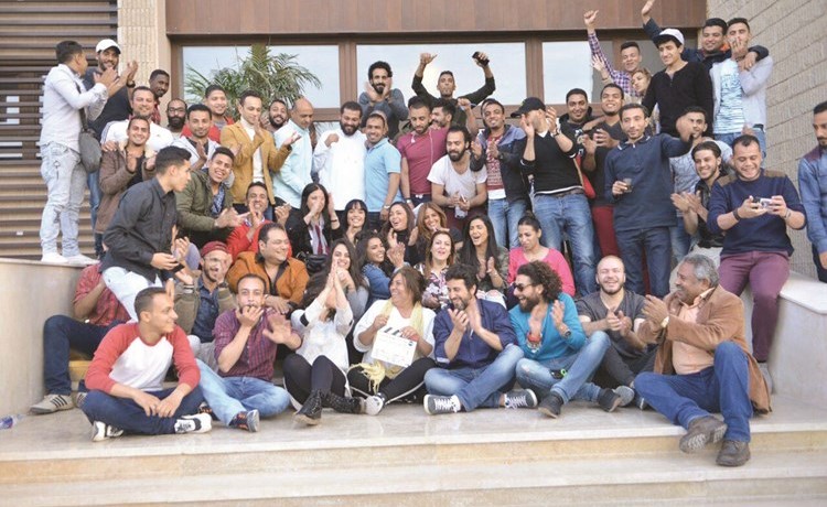 فريق المسلسل في لقطة جماعية﻿