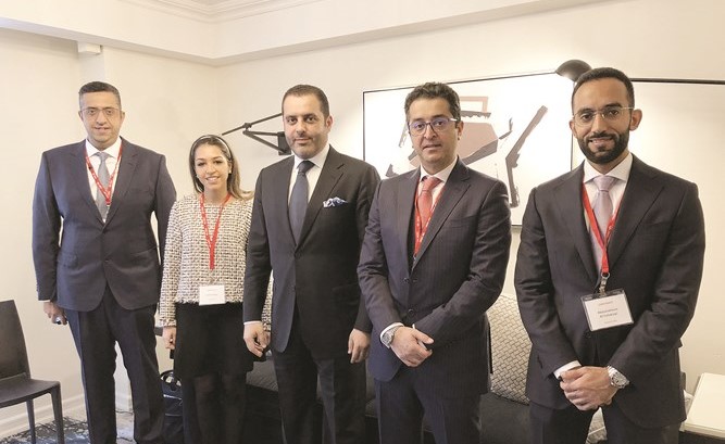 مشعل العصيمي متوسطا المشاركين في الملتقى العالمي﻿