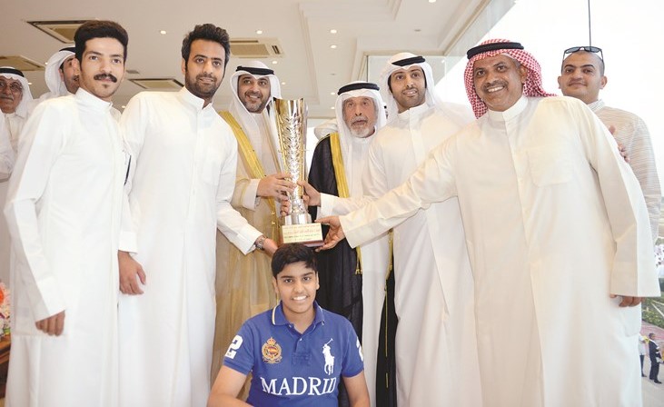 ممثل صاحب السمو الأمير الشيخ محمد العبدالله يتوج عمداء اسطبل الاصايل بكأس الامير﻿