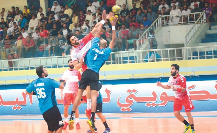 محاولة للتصويب من لاعب الكويت عبدالله الغربللي ودفاع من لاعب السالمية مبارك دحل ﻿