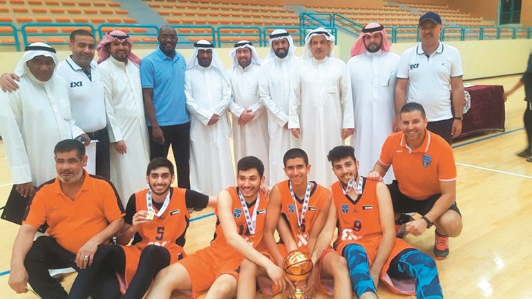 مسؤولو الاتحاد الى جانب ناشئي كاظمة أبطال البطولة	 (محمد هنداوي) ﻿