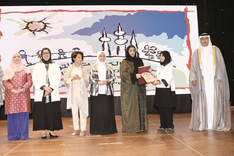 الأميرة فهدة بنت سعود تكرم د. سميرة السعد بحضور الوزيرة هند الصبيح وصقر السجاري وسبيكة الجاسر ود. صديقة العوضي﻿