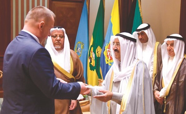 صاحب السمو الأمير الشيخ صباح الأحمد يتسلم أوراق اعتماد السفير بافيو ليهوفيتش سفيرا لپولندا ﻿