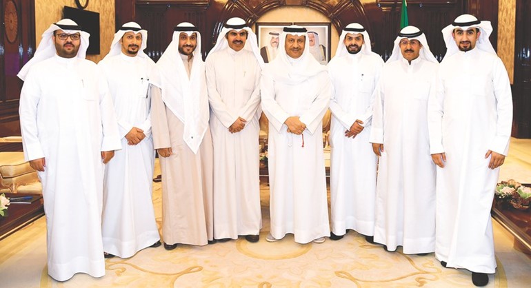 سمو رئيس الوزراء خلال استقباله الجمعية الكويتية لمتابعة الأداء البرلماني ﻿