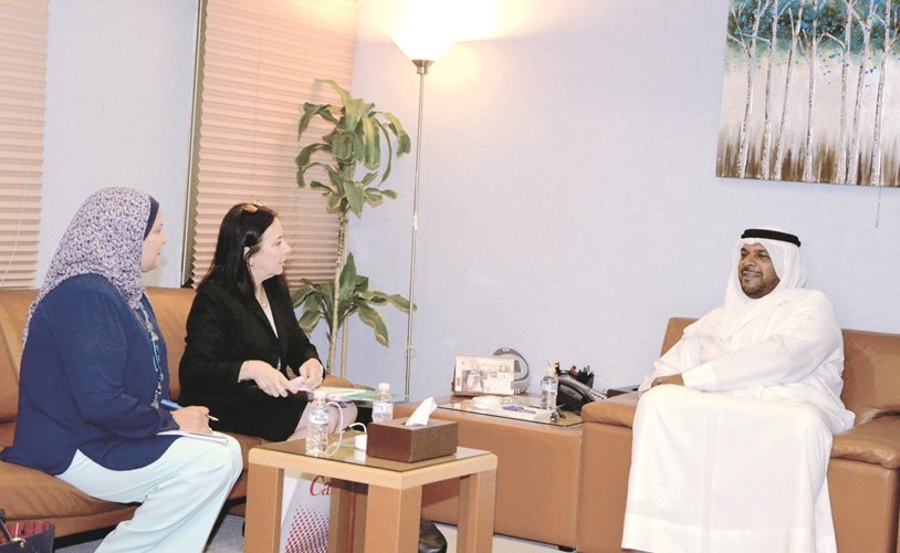 الشيخ احمد المنصور مستقبلا السفيرة الكندية ﻿